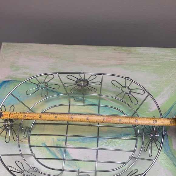 Metal flower accessory basket. Excellent condition - Picture 3 of 11